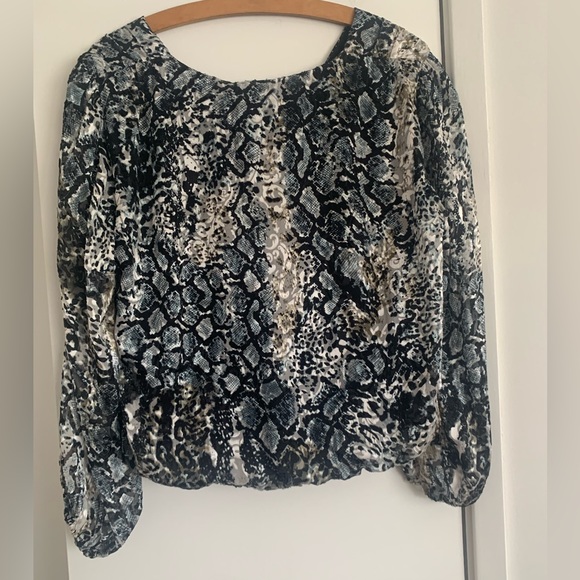 Alice + Olivia ‘Luba’ snake print silk-blend blouse with detachable collar - Picture 4 of 12